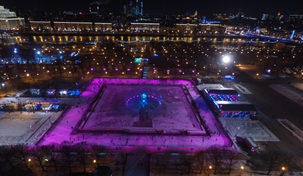 «Парящая» новогодняя елка в Парке Горького может попасть в книгу рекордов России