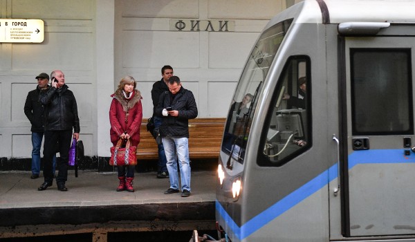 Поезд со сквозным проходом «Москва» прибыл в метрополитен и проходит подготовку к запуску
