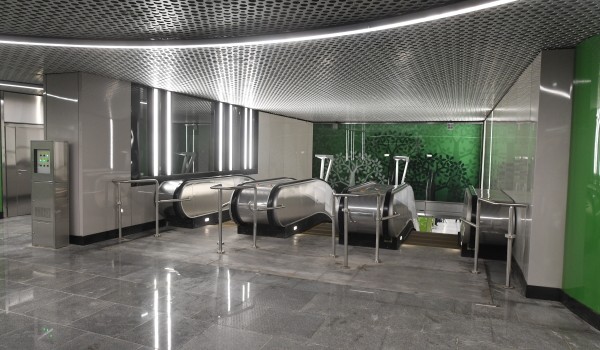 В вестибюле станции метро «Очаково» завершается монтаж эскалаторов	