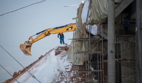 Монтаж пролетных строений эстакады начался на МКАД в районе пересечения с ул. Профсоюзная