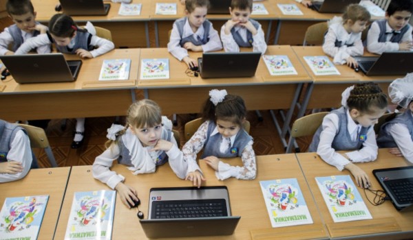 Новое электронное оборудование в 2017 году получат 600 московских школ