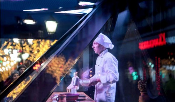 Голографический повар научит гостей «Московской Масленицы» готовить разноцветные блины