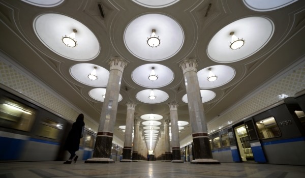 Пассажиры одобрили эксперимент с установкой инфоэкранов перед эскалаторами на станции метро «Киевская»