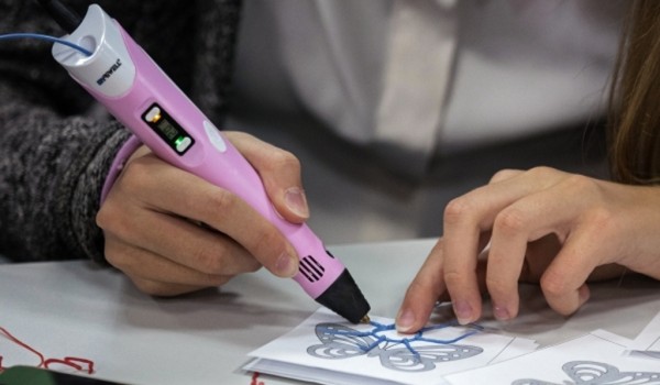 Специальную 3D-ручку подарили москвичкам к празднику 8 марта