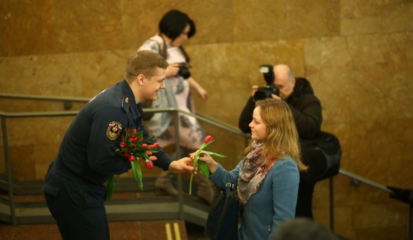 Цветочные композиции украсили московское метро в честь Международного женского дня
