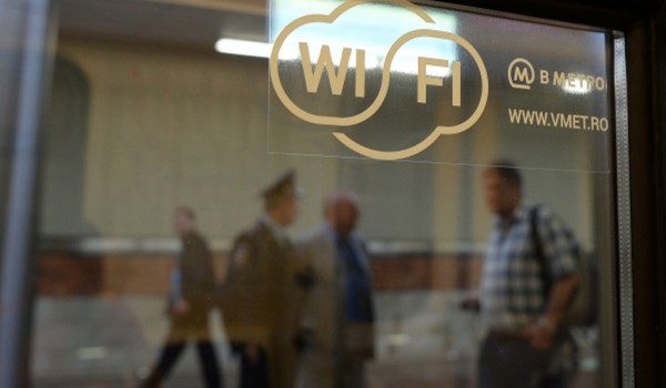 Информационные наклейки появились в электричках с бесплатным Wi-Fi