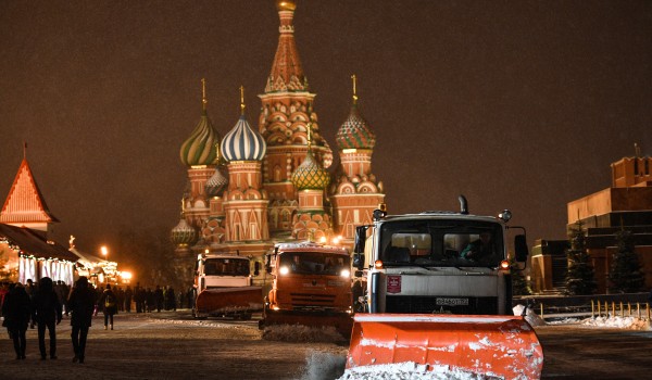 Коммунальные службы Москвы устраняют последствия снегопада в городе