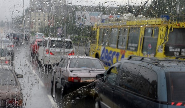 ГКУ «АМПП» призывает водителей парковаться вдали от деревьев и рекламных щитов в связи с неблагоприятными погодными условиями