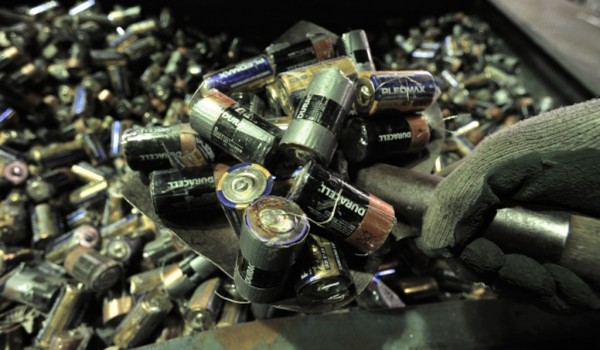 Московские школьники отправили в Челябинск 10 тонн батареек 