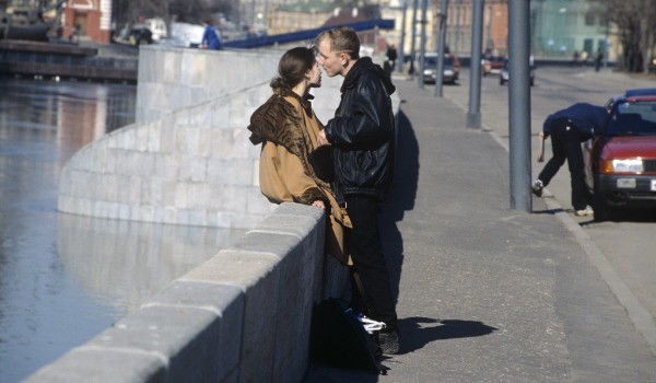 На Якиманской набережной открыли прогулочное пространство для пешеходов