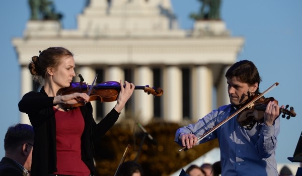 Гостей ВДНХ призвали соблюдать осторожность во время прогулок из-за непогоды 1 июня