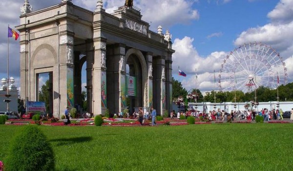Главный вход ВДНХ ждет реставрация мозаики и золочение скульптур
