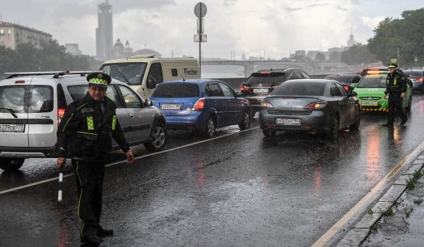 МЧС Москвы предупредило о дожде и ветре с порывами до 15 м/c в ближайшие часы