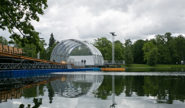 Сцену на воде Зеленого театра ВНДХ откроют в Останкинском парке Москвы 29 июня