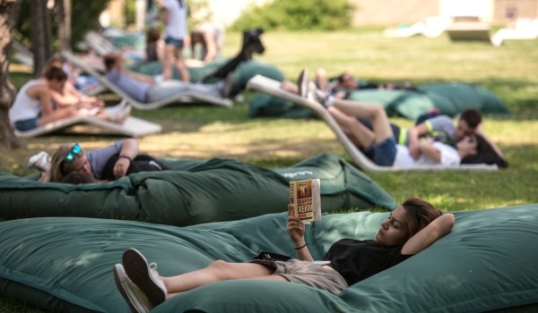 Более 6 тыс. тысяч москвичей посетили летние читальни в парках с начала июня