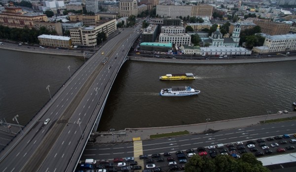За счет горбюджета выполнят благоустройство Москворецкой набережной 