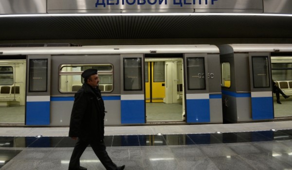 На двух станциях Московского метрополитена установили зеркала для пассажиров