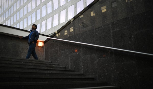 Службы метро вымыли парапеты подземного перехода станции «Сретенский бульвар» 