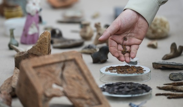 Английские торговые пломбы и медные монеты XVIII века нашли археологи в парке «Зарядье»