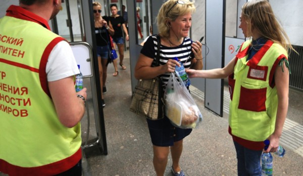 В жаркие дни около 11 тысяч пассажиров получили бутылки с водой на станциях метро и МЦК