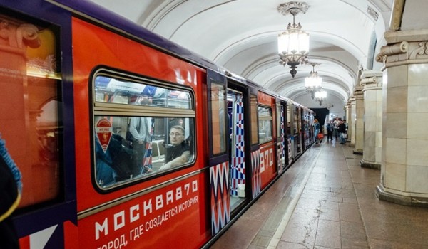 Пассажиры поезда метро “Москва-870” смогут решить шахматную задачу Алехина и изучить репертуар Большого театра начала XX века 