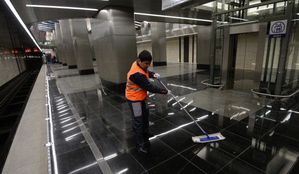 На станции метро «Жулебино» завершились работы по промывке 11 лестничных проемов