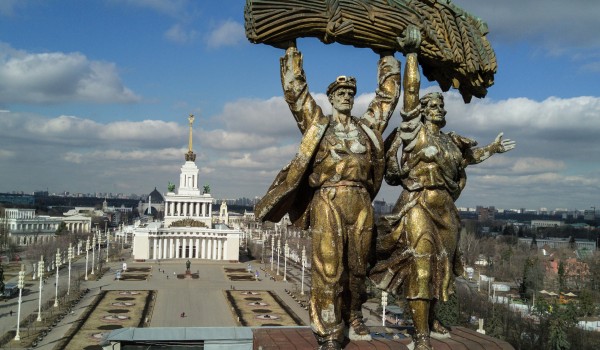 В арке главного входа ВДНХ подошли к концу работы по реставрации скульптуры  «Тракторист и Колхозница»