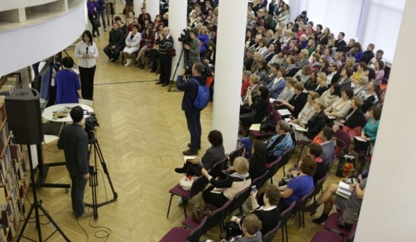 Более 100 московских учителей получили гранты за вклад в развитие "Московской электронной школы"
