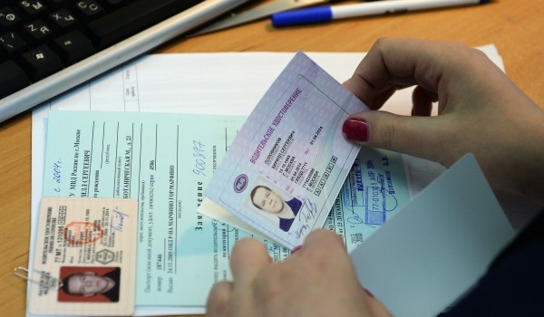 Число москвичей, ежегодно получающих права в возрасте до 25 лет, снизилось на 13% в 2015-2017 гг.