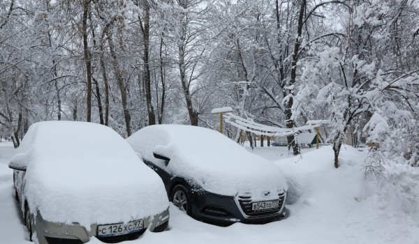 Свыше 2,5 тыс. куб. м снега убрали ночью с открытых станций метро и перехватывающих парковок