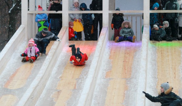 Столичные парки приглашают юных посетителей и их родителей на детские площадки в любое время года