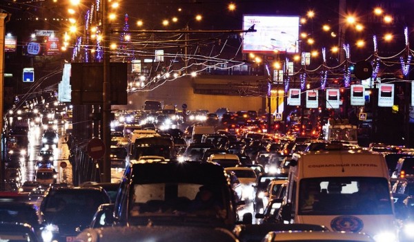 ЦОДД рекомендует выезжать из города после 21 часа 