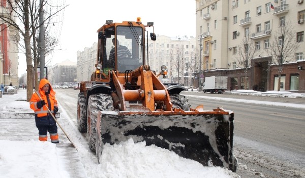 Свыше 2 тыс. кубометров снега убрали с открытых станций метро и перехватывающих парковок в ночь на 5 марта