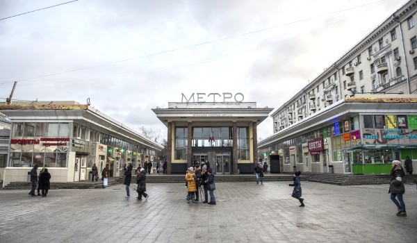 Выход со станции метро «Тургеневская» осуществляется через «Сретенский бульвар» и «Чистые пруды»