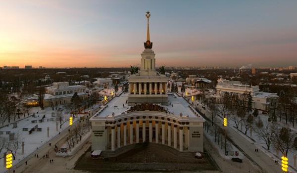 Жители столицы смогут увидеть отреставрированную золотую звезду Центрального павильона ВДНХ 