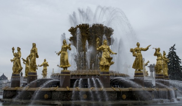 Столичные коммунальщики в тестовом режиме запустили фонтан на Тверской площади 