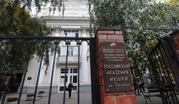 Москомархитектура актуализировала образцы дизайн-проектов вывесок в столице