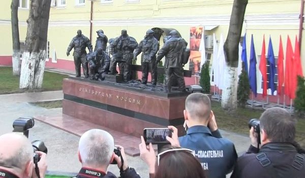 17 апреля на территории главного управления МЧС столицы открылся памятник «Героям-огнеборцам Москвы»