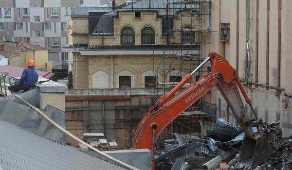 До конца недели планируется завершить работы по сносу аварийного здания в Пушкаревом пер.