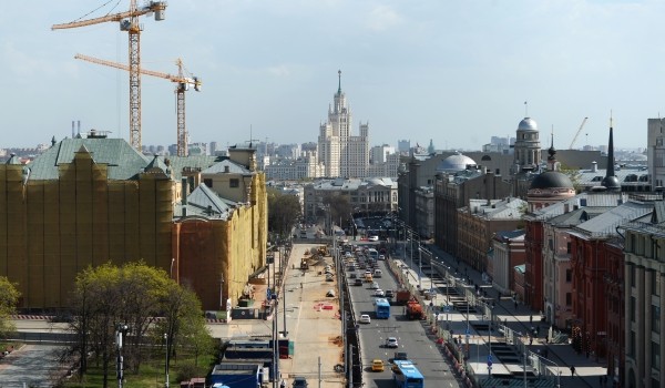 Завершены бетонные работы на большом мосту пешеходной зоны в районе Политехнического музея