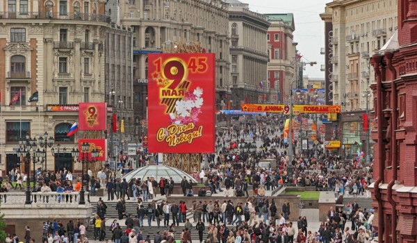 Свыше 2 тысяч тематических декораций украсили Москву к 9 Мая