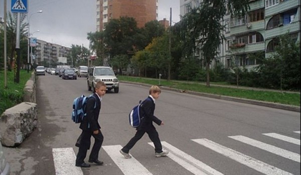 На пешеходных переходах в Москве появились надписи, напоминающие о правилах безопасности