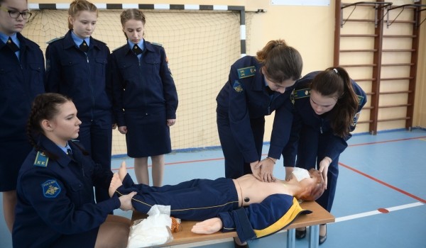 Около 1,2 тыс. школьников и учителей в Москве научились оказывать первую медицинскую помощь на базе ЦЭМП