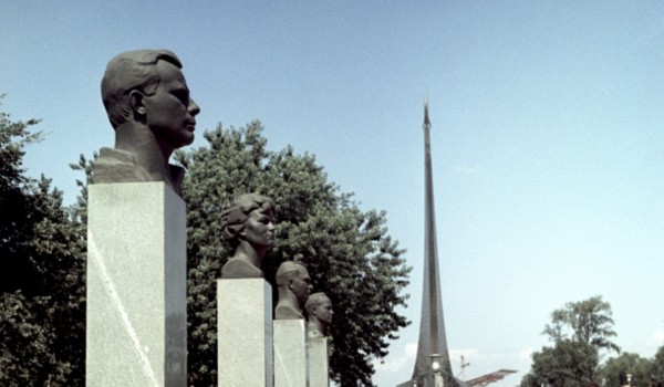 9 апреля - открытие бюстов лётчиков-космонавтов "Созвездие героев – "Москвичи"