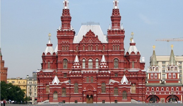 Исторический музей приглашает на выставку «Праздничная одежда народов России»