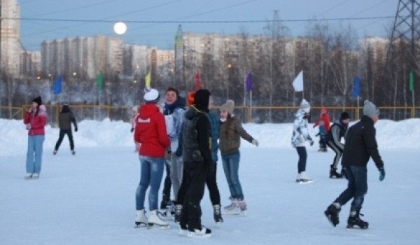 Впервые в Москве открылись районные катки с искусственным льдом