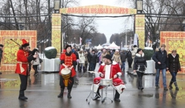 В московских парках прошло празднование Масленицы