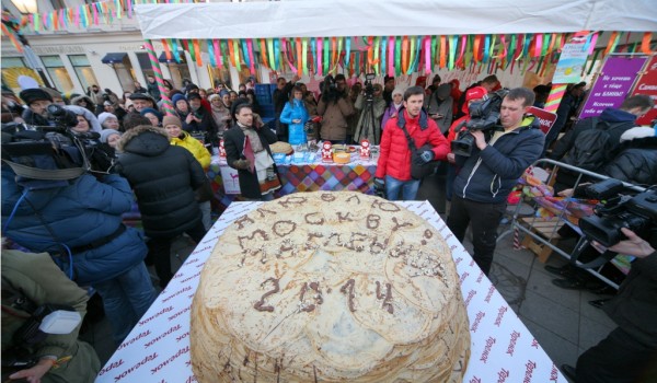 В Москве на Масленицу испекли блинный пирог весом в 0,5 тонны