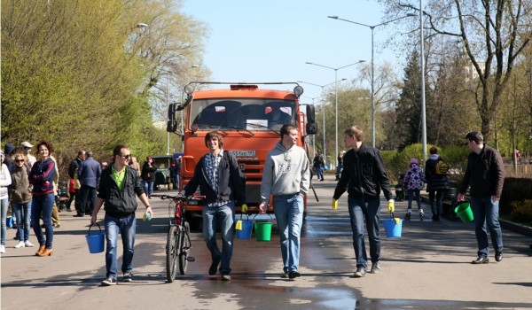 Субботник в парке Горького