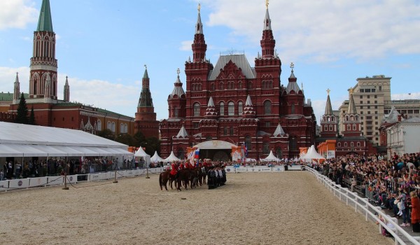 Театрализованное представление Кремлевской школы верховой езды в День города